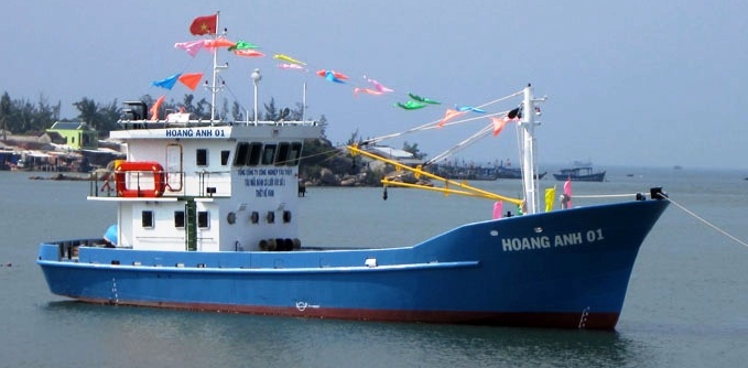 Fischern wird beim Bau von Fischerbooten aus Stahl geholfen